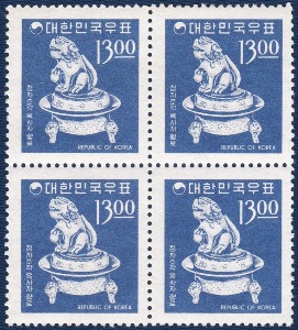 블럭 - 1966년 제2차 국산백지 보통우표(청자조각 옥사자향로 13원) 4매